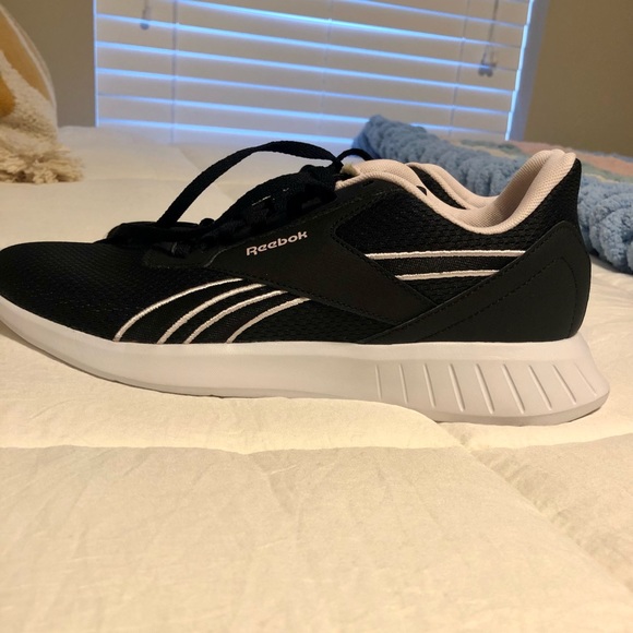 Light Pink Women’s Reebok Sneaker with tag sticker - Picture 4 of 12